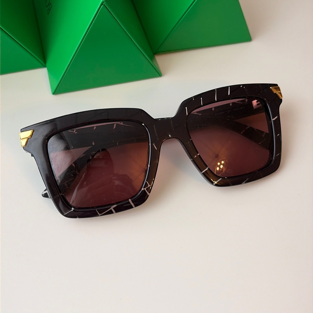 BOTTEGA SUNGLASSES- Burgundy & pink - like new